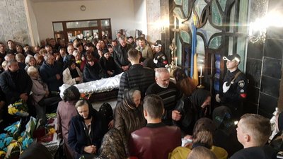 У Тернополі попрощалися з бійцями роти поліції "Тернопіль" У Тернополі попрощалися з бійцями роти поліції "Тернопіль"
