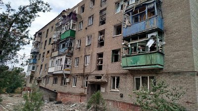 Пошкоджена багатоповерхівка в Дружківській громаді