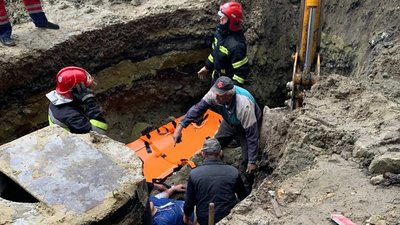 На Львівщині на чоловіка впала бетонна плита