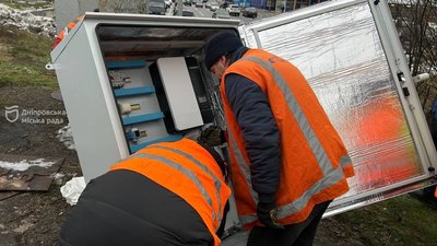 У Дніпрі на світлофорах встановлюють акумулятори на випадок тривалих відключень світла