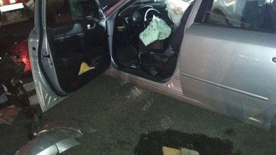 Рятувальники витягли з понівеченої аварією машини водійку. Жінка жива