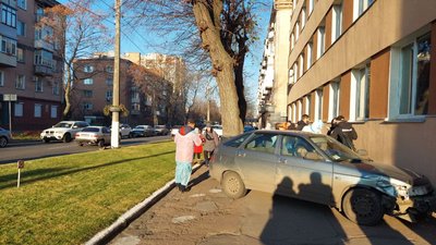 У Черкасах водій в'їхав в будівлю Медакадемії