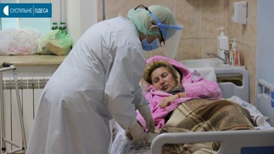 "Всі у важкому стані". Репортаж з "ковідного" відділення одеської лікарні "Всі у важкому стані". Репортаж з "ковідного" відділення одеської лікарні