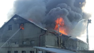 У Львові горять складські приміщення: пожежу гасять майже 70 рятувальників У Львові горять складські приміщення: пожежу гасять майже 70 рятувальників