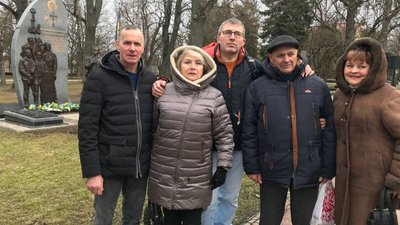 Три сотні людей у Луцьку прийшли вшанували пам'ять Героїв Небесної Сотні Три сотні людей у Луцьку прийшли вшанували пам'ять Героїв Небесної Сотні