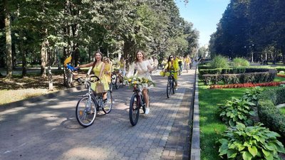 Майже 200 дівчат у жовтому взяли участь у жіночому велопараді в Івано-Франківську Майже 200 дівчат у жовтому взяли участь у жіночому велопараді в Івано-Франківську