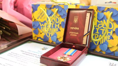 У Черкасах родинам загиблих прикордонників вручили ордени У Черкасах родинам загиблих прикордонників вручили ордени