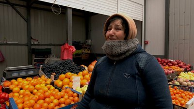 Продавчиня мандарин Продавчиня мандарин