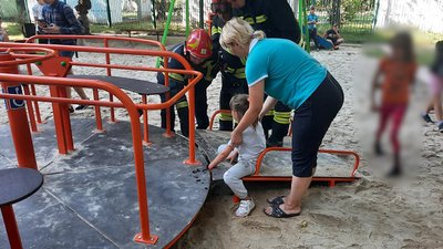 У Рівному дитині затисло руку на каруселі