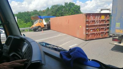 У Вінниці з вантажівки злетів контейнер на дорогу та зачепив дві автівки