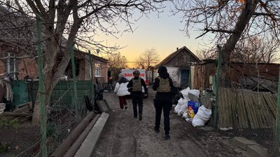 З прифронтової Юрківки евакуювали 63-річну жінку, чий син загинув від дрона РФ