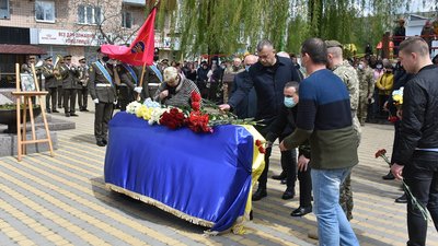 На Житомирщині попрощалися із 22-річним військовим, якого вбив ворожий снайпер На Житомирщині попрощалися із 22-річним військовим, якого вбив ворожий снайпер