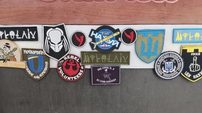 Миколаївські волонтери продають шеврони, аби допомогти тероборонцям Миколаївські волонтери продають шеврони, аби допомогти тероборонцям