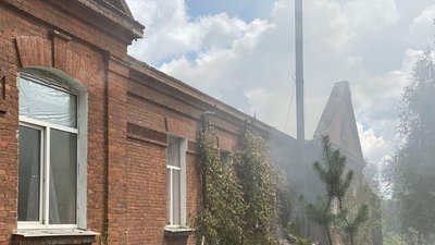 Військові РФ вчергове обстріляли Циркуни на Харківщині: зайнялася пожежа у лікарні