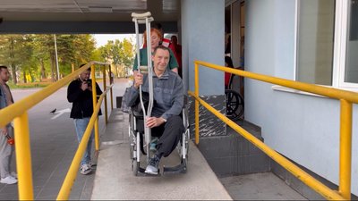 Лікар з Маріуполя, який втратив ногу під час обстрілу, поїхав за кордон на протезування
