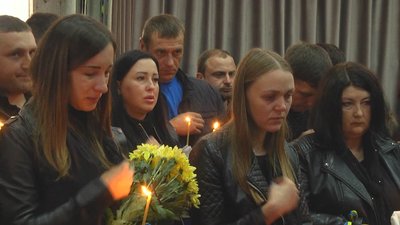 На похорон прийшли рідні, близькі та побратими На похорон прийшли рідні, близькі та побратими