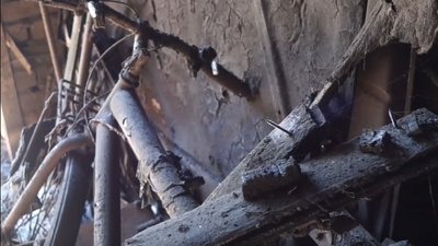 Поліція повторно обстежила гараж у Бучі, де раніше виявили рештки людей Поліція повторно обстежила гараж у Бучі, де раніше виявили рештки людей