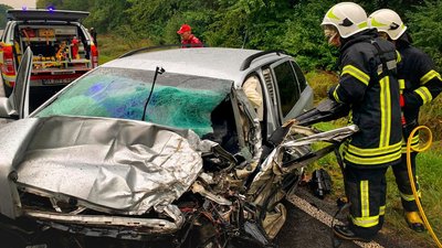На фото рятувальники за допомогою спецінструменту деблоковують тіло загиблого, 4 вересня 2023. Фото: ДСНС Хмельниччини