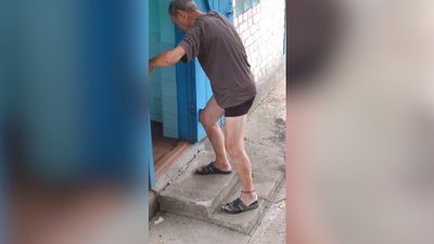 На Миколаївщині 75-річного чоловіка тримали на ланцюгу