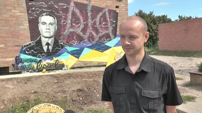 Художник, що намалював стінопис Сергій Новосьолов Художник, що намалював стінопис Сергій Новосьолов