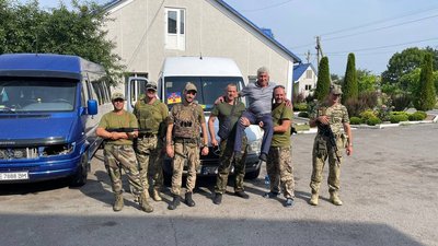 У Чернівцях працівники СТО ремонтують безкоштовно автомобілі для військових У Чернівцях працівники СТО ремонтують безкоштовно автомобілі для військових