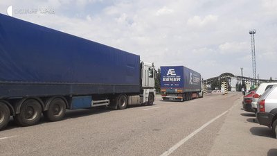 Черга із вантажівок: на "Гоптівці" утворився затор через повільну роботу російської митниці