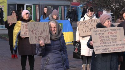 "Ти чекаєш свят — вони обміну": у Хмельницькому пройшла остання у цьому році акція "Поверніть героїв з полону" "Ти чекаєш свят — вони обміну": у Хмельницькому пройшла остання у цьому році акція "Поверніть героїв з полону"