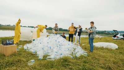 Прикарпатці пропливли по Дністру на кораблі із пластикових пляшок Прикарпатці пропливли по Дністру на кораблі із пластикових пляшок