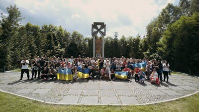 Захисники та їхні рідні піднялися на гору Маківка