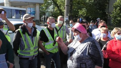 Протестувальники зі Степового перекрили рух миколаївським мостом Протестувальники зі Степового перекрили рух миколаївським мостом