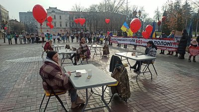 "Не мовчи! Полон вбиває": у Вінниці пройшла акція на підтримку військовополонених "Не мовчи! Полон вбиває": у Вінниці пройшла акція на підтримку військовополонених