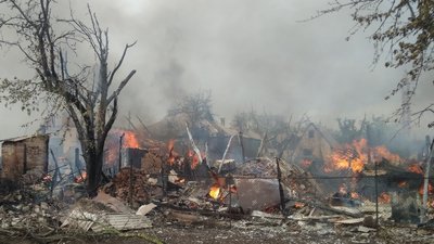 Будинок, гараж та автомобіль: рятувальники сім годин гасили пожежу на Харківщині Будинок, гараж та автомобіль: рятувальники сім годин гасили пожежу на Харківщині