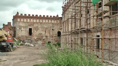 Археологічні дослідженні в Меджибізькій фортеці тривають цілий рік, та саме влітку археологи можуть досліджувати подвір’я. Археологічні дослідженні в Меджибізькій фортеці тривають цілий рік, та саме влітку археологи можуть досліджувати подвір’я.
