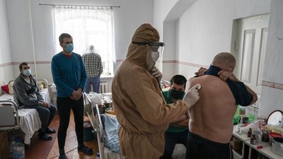 Лікарі, які борються з коронавірусом. Фоторепортаж