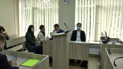 Зліва направо: тітка загиблого Ірина Сердюк, мати загиблого Наталія Левченко, представник потерпілих Дмитро Семеха, прокурор Володимир Стовбун Зліва направо: тітка загиблого Ірина Сердюк, мати загиблого Наталія Левченко, представник потерпілих Дмитро Семеха, прокурор Володимир Стовбун