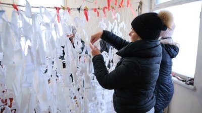 Працюють щоденно: на Вінниччині волонтери плетуть зимові сітки для захисників Працюють щоденно: на Вінниччині волонтери плетуть зимові сітки для захисників