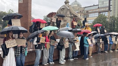 Мітинг, люди, дощ, плакати