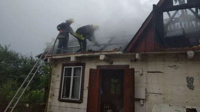 Від розряду блискавки на Волині горіла літня кухня та сарай
