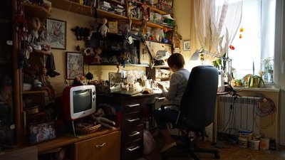 Здійснила мрію дитинства: ужгородка Марина Федчик після виходу на пенсію почала виготовляти ляльки
