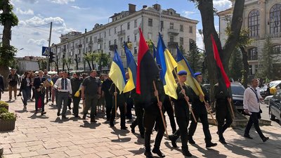 Учасники патріотичної ходи до стели "Загинули за волю України" Учасники патріотичної ходи до стели "Загинули за волю України"