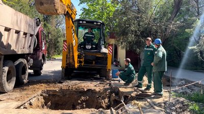 У Миколаєві по вулиці Молодогвардійській триває заміна водопровідної труби