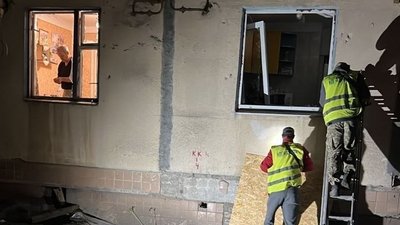 комунальники забивають вікна