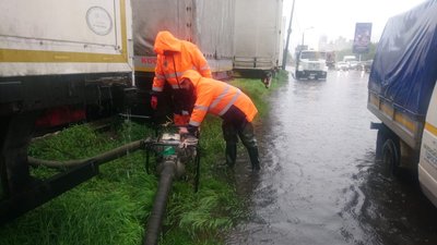 Київ підтопило через зливу, дорожники відкачують воду