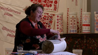 Черкаські музейники продають розмальовані тубуси і збирають кошти на ЗСУ Черкаські музейники продають розмальовані тубуси і збирають кошти на ЗСУ