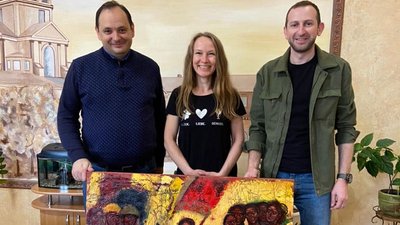 У Чернівцях за виручені гроші на виставці придбали автономну сонячну станцію для військових У Чернівцях за виручені гроші на виставці придбали автономну сонячну станцію для військових