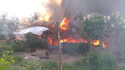 Згорів будинок, вісім автівок, парусний човен. У місті на Дніпропетровщині сталася пожежа