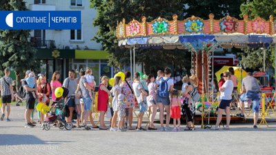 Черга на дитячі каруселі Черга на дитячі каруселі