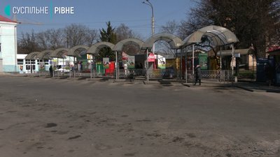 Вокзали на замку: на Рівненщині обмежили рух громадського транспорту Вокзали на замку: на Рівненщині обмежили рух громадського транспорту