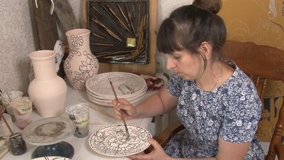 Інна Гуржій створює декоративну таріль