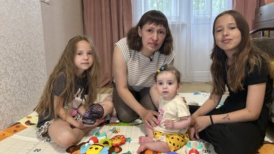 Мати Юлія та три її доньки